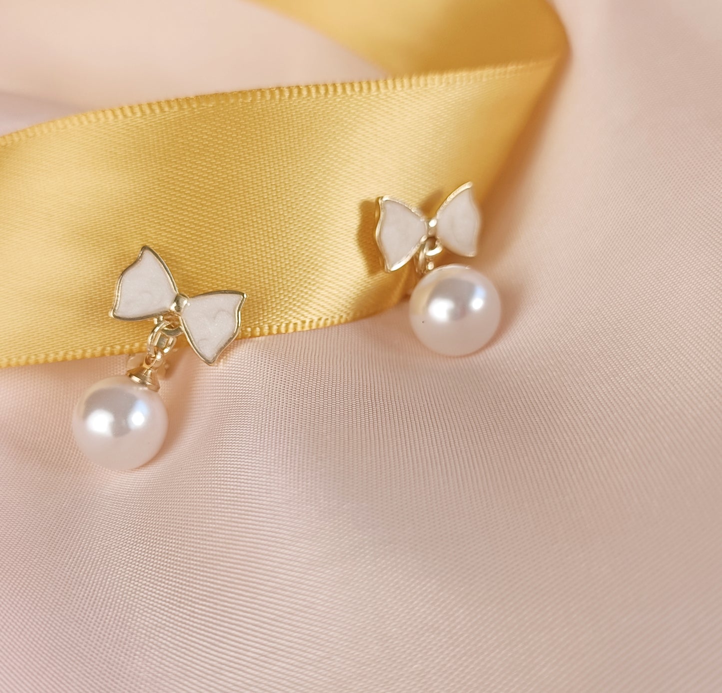 Golden Edge Butterfly Pearl Non-Pierced Earrings